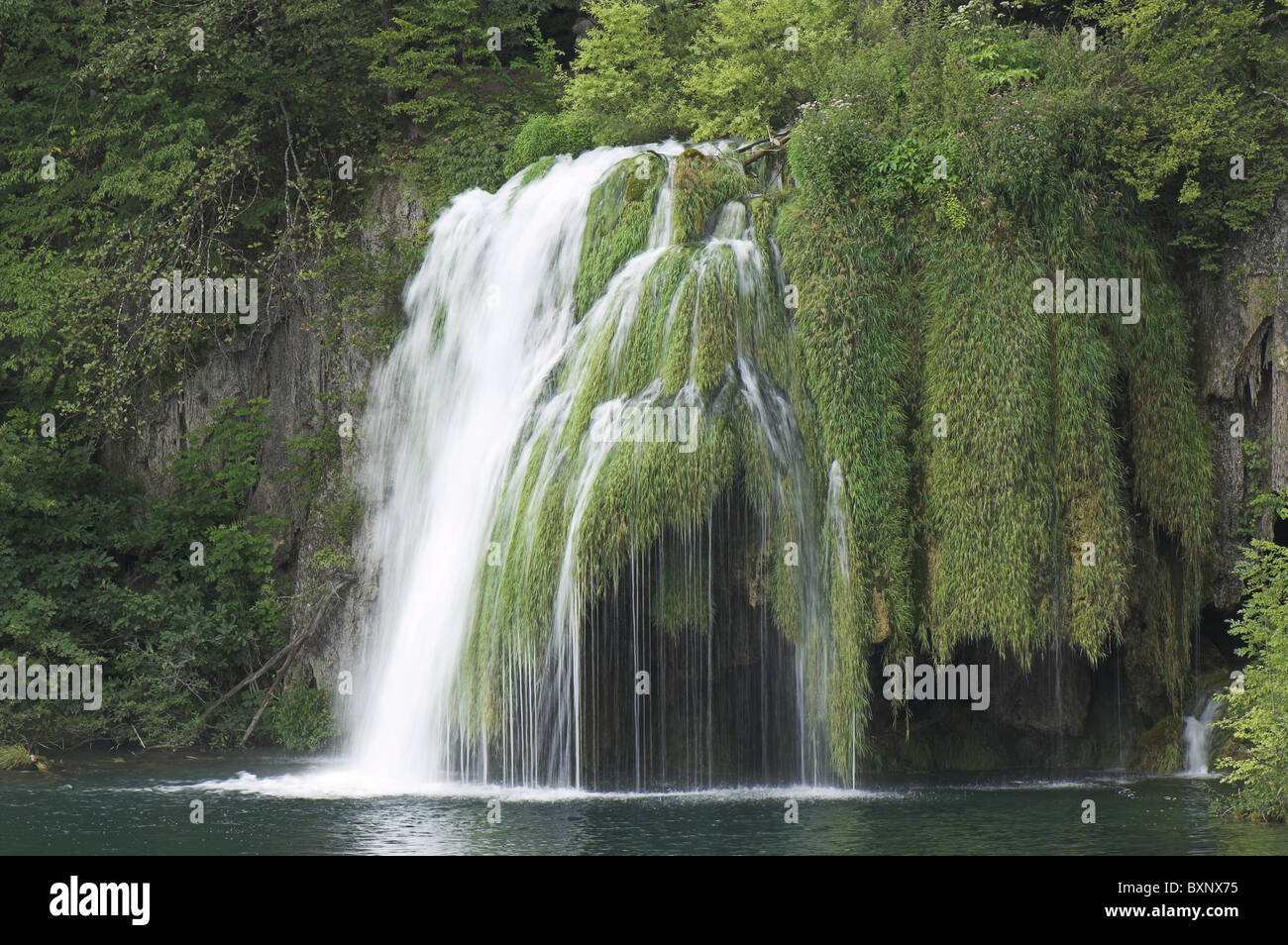 Kroatien, Plitvicer Seen, einem Wasserfall auf dem See Okrugljak Stockfoto