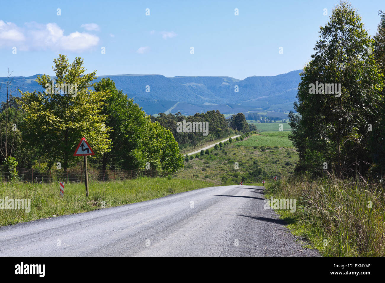 Kurvige Landstraße durch das Karkloof Tal, KwaZulu Natal, Südafrika. Stockfoto