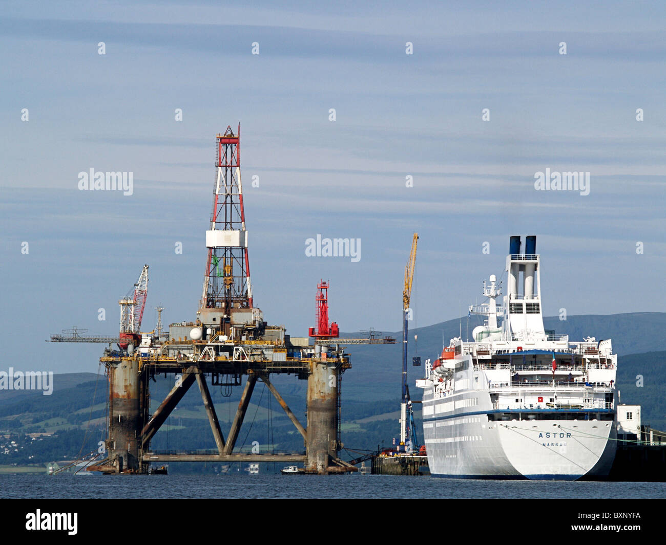 Die Ocean Guardian Semi Submersible Öl-Bohrinsel und das Kreuzfahrtschiff MS Astor in Invergordon Harbor, Schottland Stockfoto