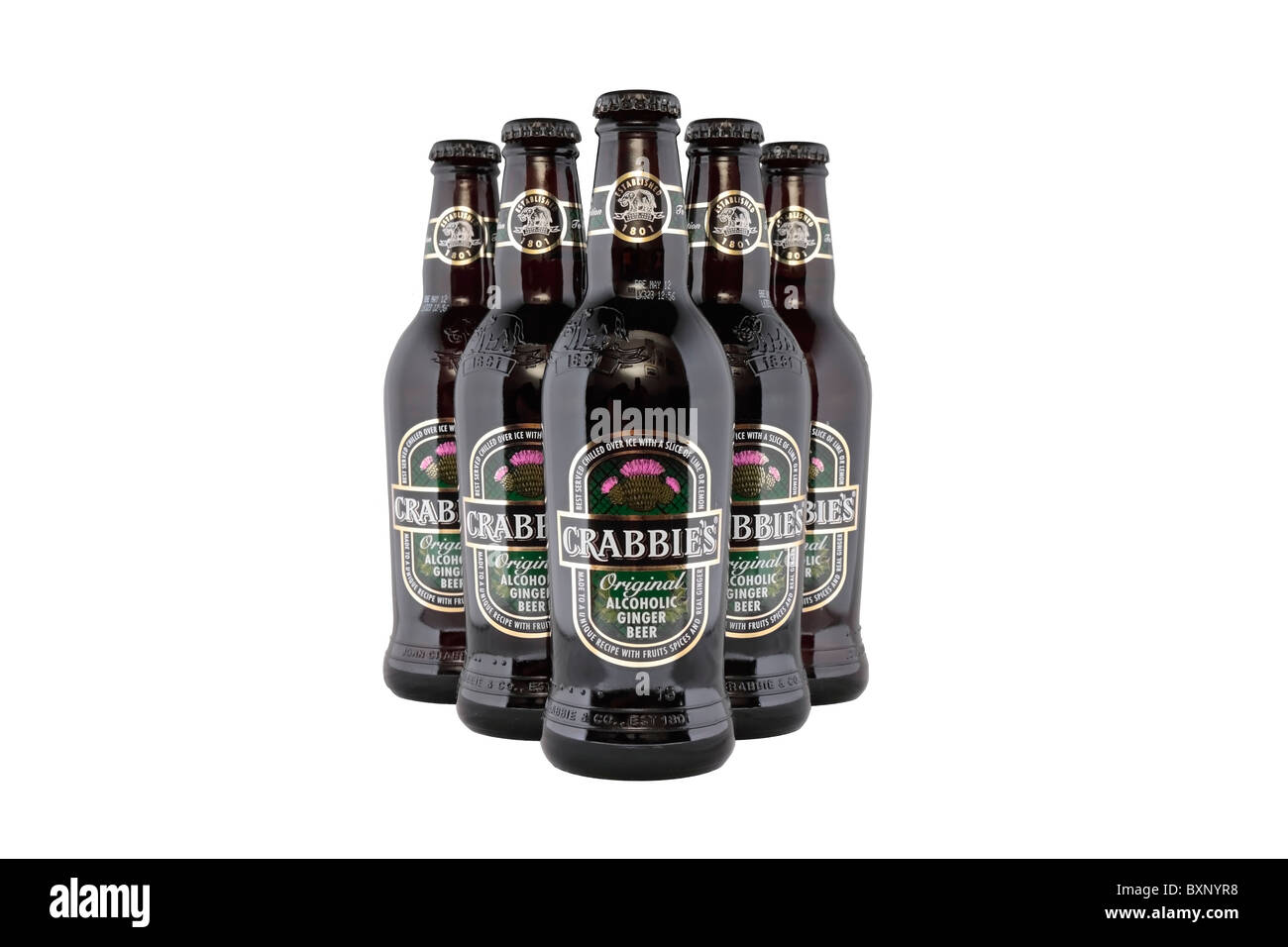 6 Flaschen des Crabbies ursprünglichen alkoholische Ginger Beer in dreieckige Bildung Stockfoto