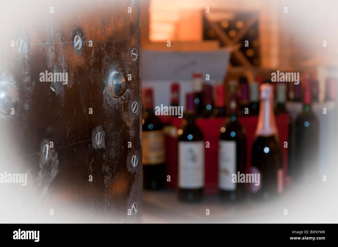 Heavy-Metal-Weinkeller-Tür öffnet anzuzeigenden Flaschen Wein und Champagner in den Regalen Stockfoto