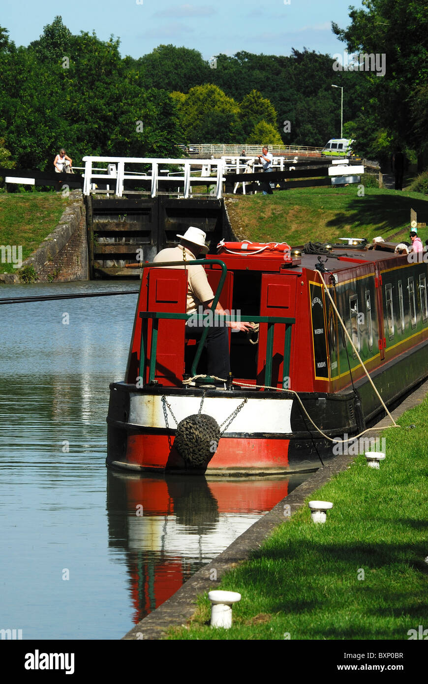 Ein Ankern schmale Boot auf Kennet und Avon Kanal in der Nähe von Caen Hill Locks. Wiltshire, UK, Juni 2010 Stockfoto