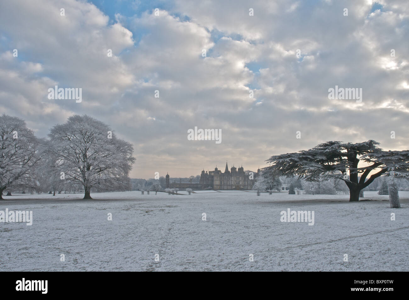 Bodenfrost für Burghley Park als tief stehender Sonne bricht durch den bewölkten Himmel. Stockfoto