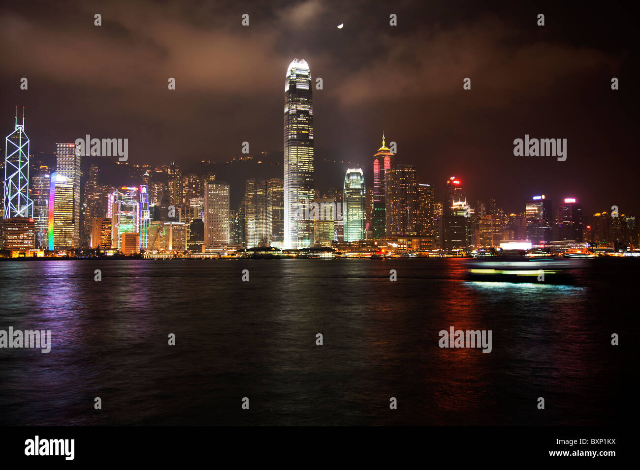 Die erstaunliche Hong Kong Skyline wie gesehen von Kowloon in der Nacht. Die imposante Strukturen umfassen die Ifc Türme & The Centre Stockfoto