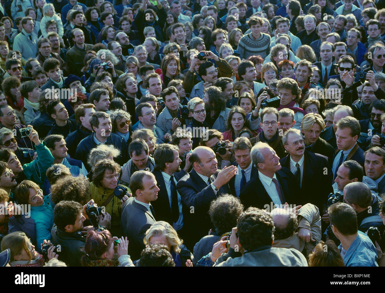 Willy Brandt und Walter Momper am Brandenburger Tor, Berlin, Deutschland Stockfoto