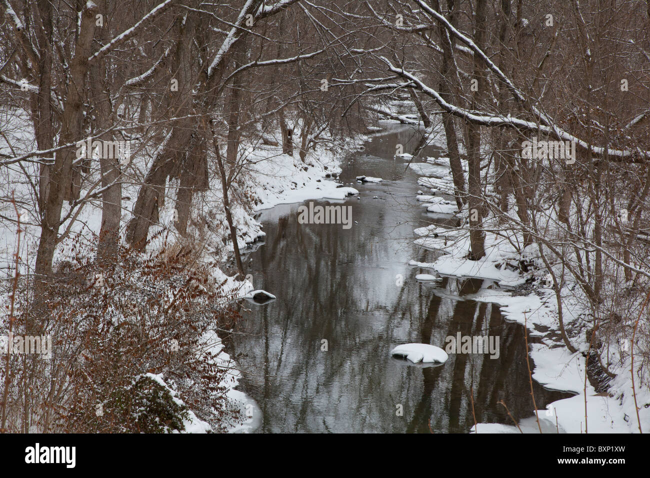 Cumberland, Indiana - Buck Creek im Winter. Stockfoto