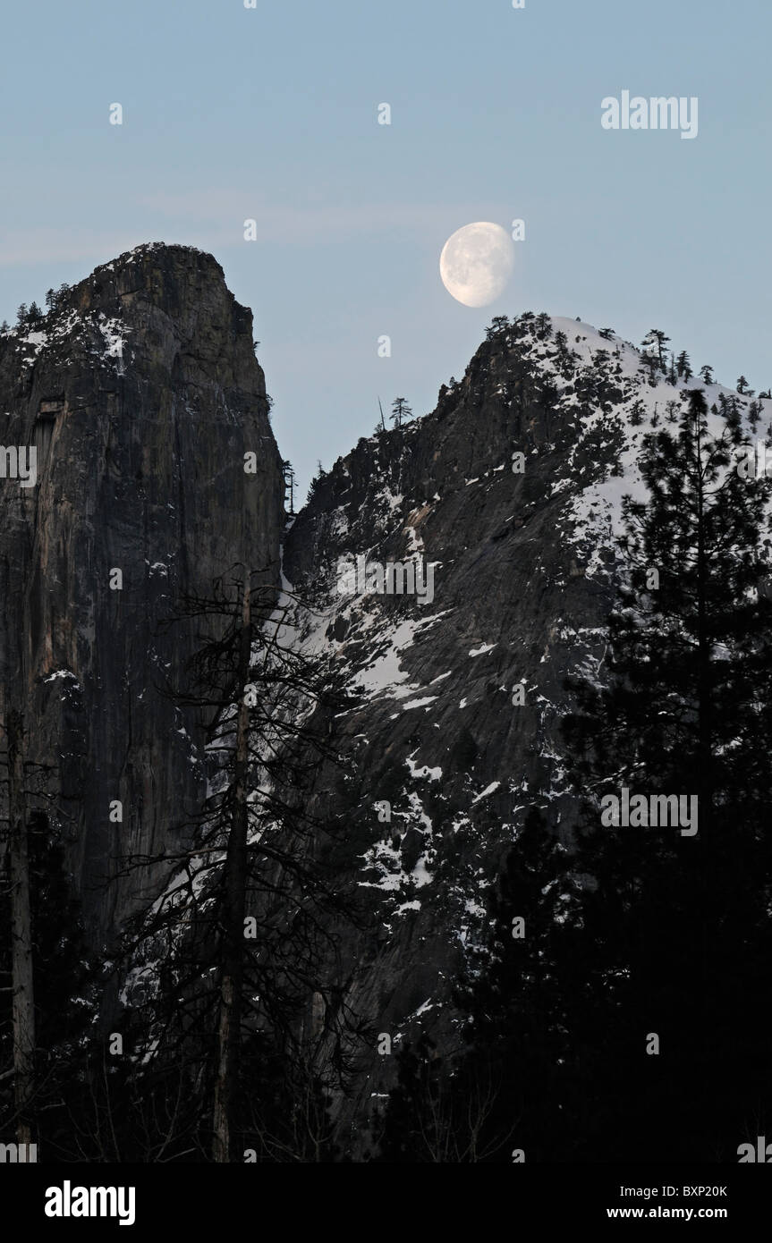 Mond einstellen über Kathedrale Felsen Yosemite Nationalpark Kalifornien USA Stockfoto