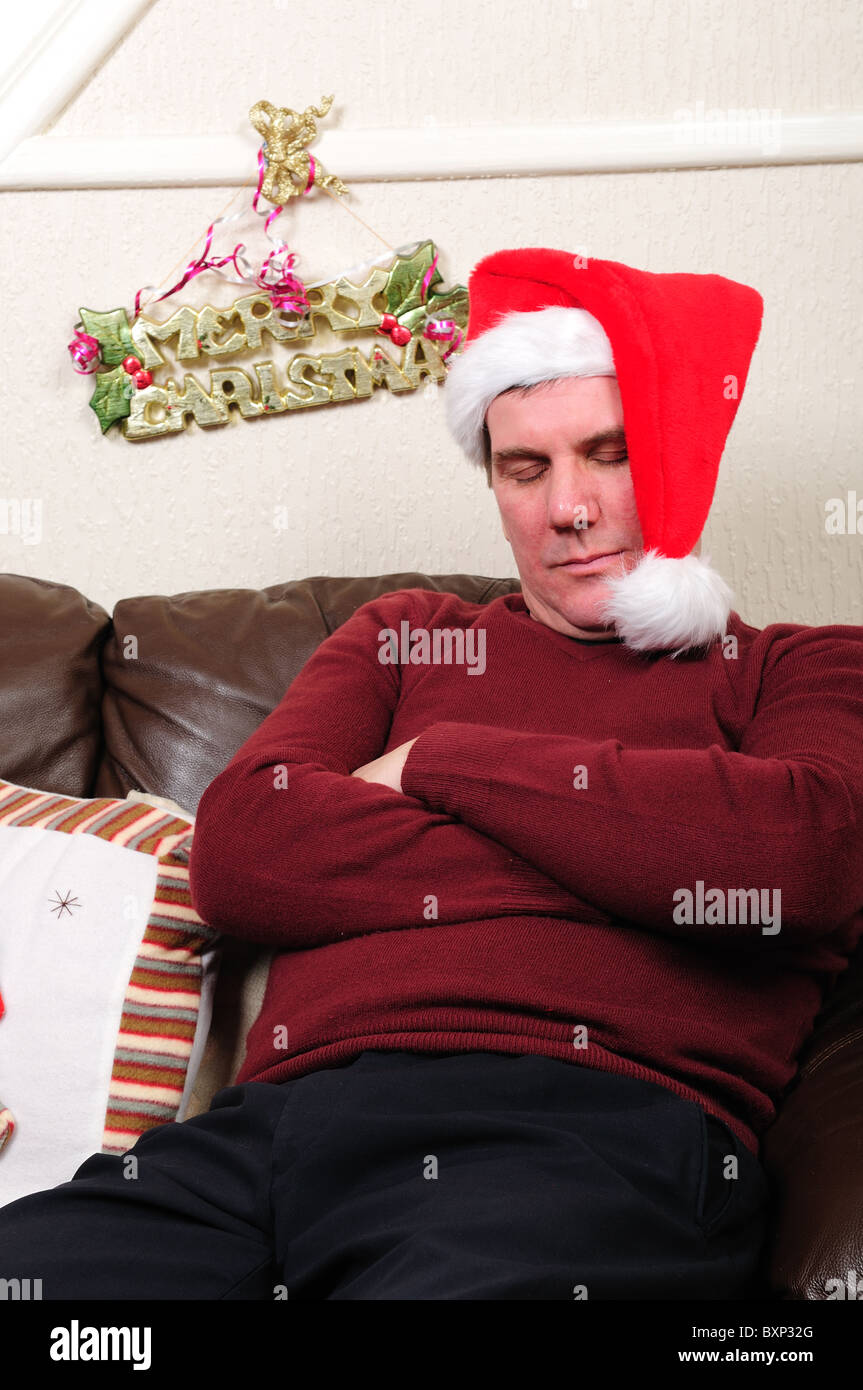 Mann schläft am Weihnachtstag. Stockfoto