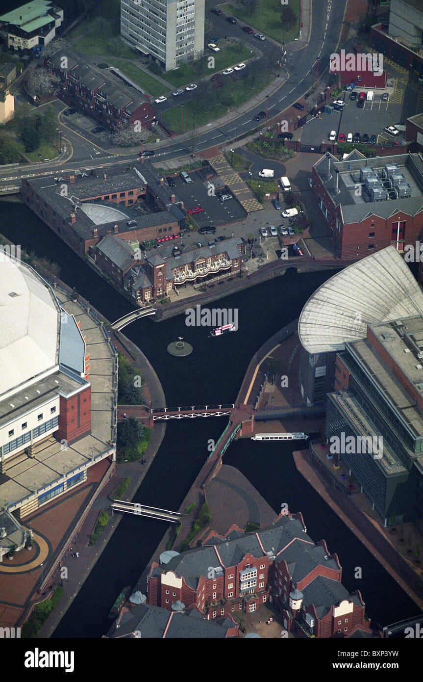 Luftaufnahme von Kanälen in Brindley Platz Birmingham mit der Malt House Pub im Zentrum Stockfoto