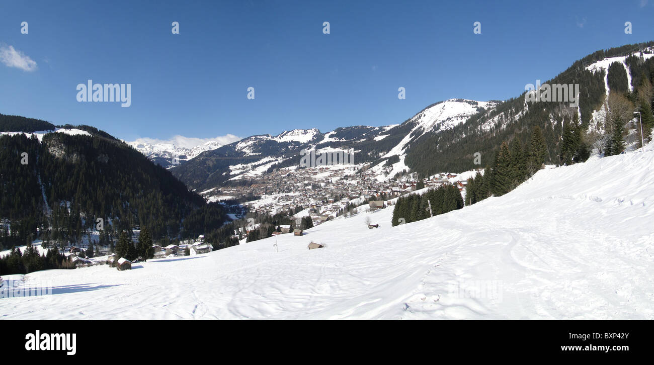 Alpendorf und Chalets in Chatel, Französische Alpen, Frankreich Stockfoto