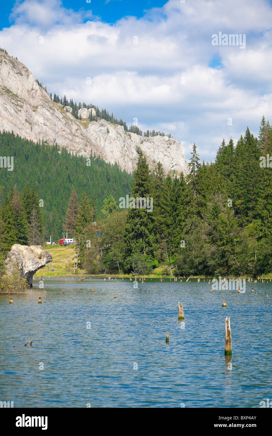 Vertikale Landschaft von der Rückseite des Roten See und Hasmas-Berge im Hintergrund im Sommer, Rumänien. Stockfoto