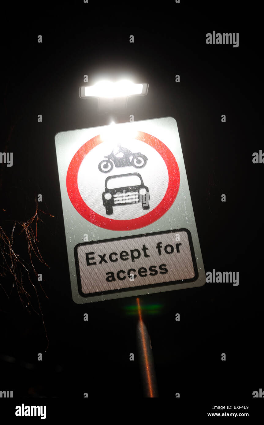 Britischen Verkehrszeichen Nacht, Straßenschild, Befehle zu erteilen, rote Kreise sind in der Regel unerschwinglich. Stockfoto