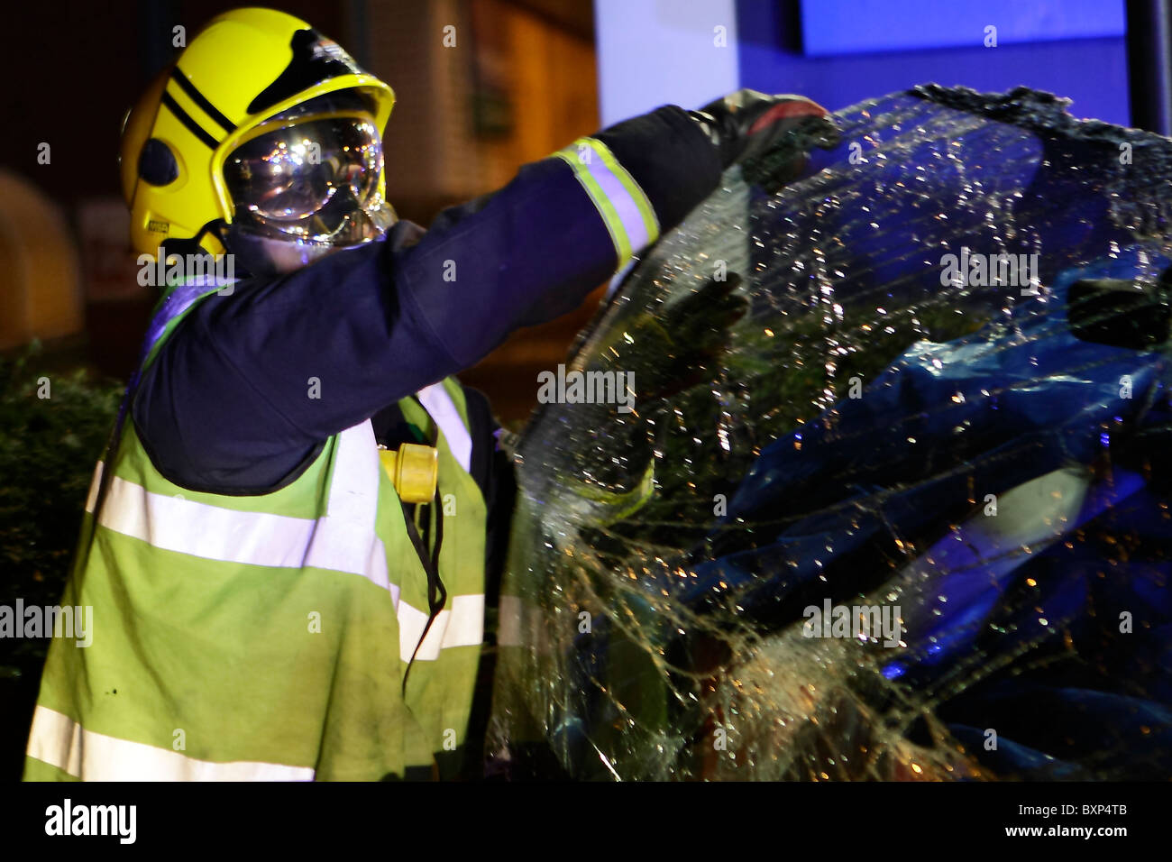 Feuerwehrmann Windschutzscheibe Glas entfernen Stockfoto