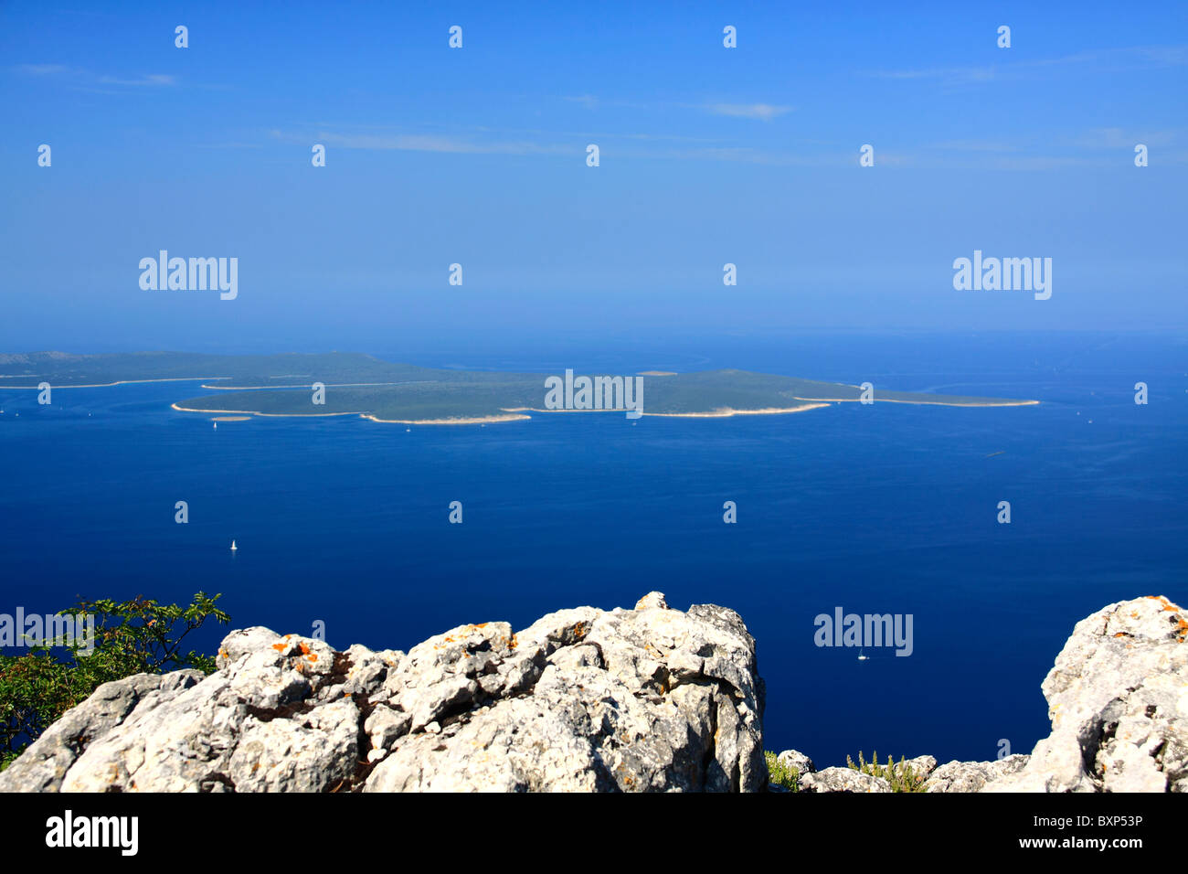 Unije Insel gesehen von Osorscica Berg auf der Insel Losinj, Kroatien Stockfoto