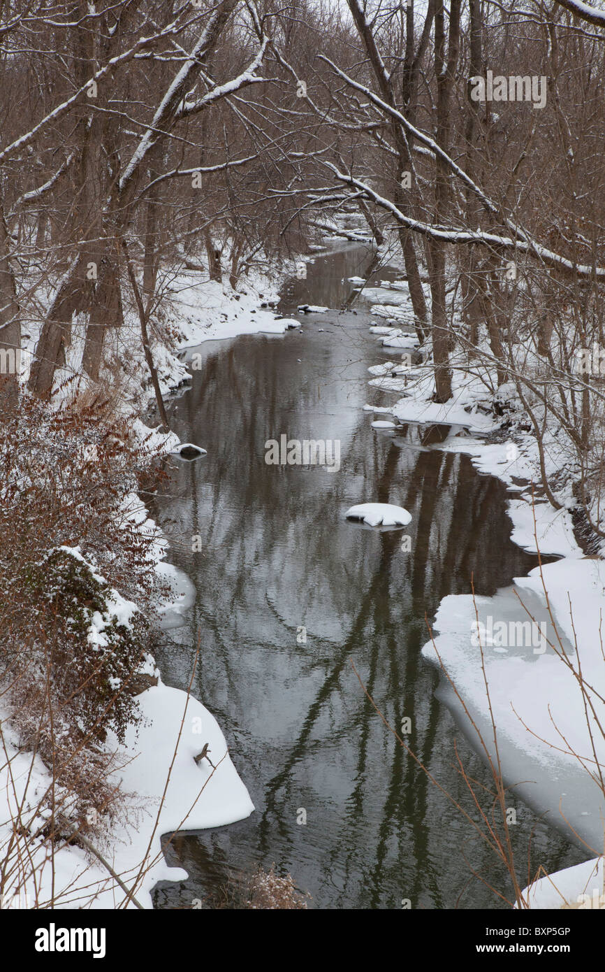 Cumberland, Indiana - Buck Creek im Winter. Stockfoto