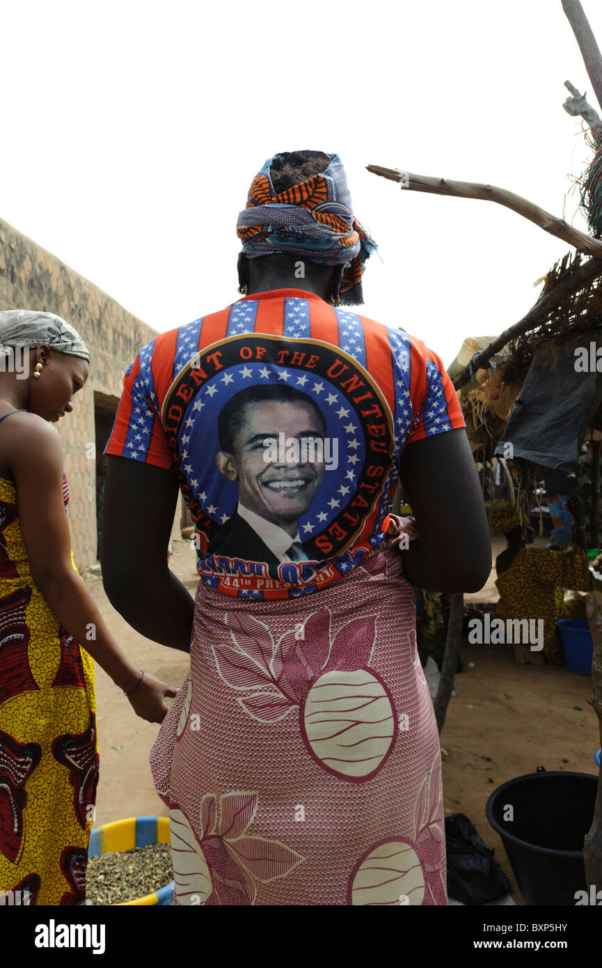 Frau trägt eine t-Shirt mit Porträt von Obama auf dem Rücken.  Djenné, Mali Stockfoto