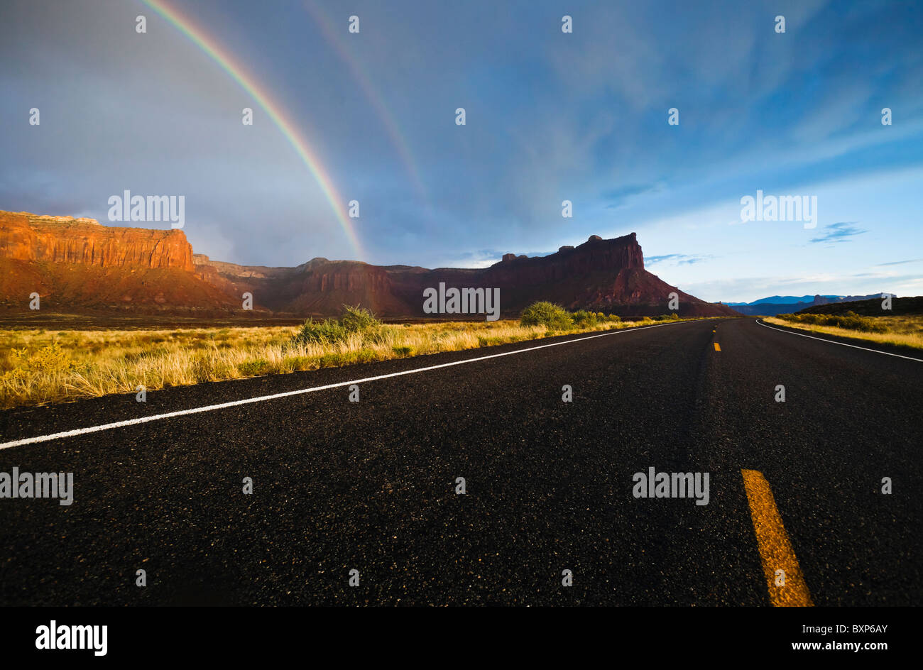 Landstraße 211, Tafelberge und einen Regenbogen in die Wüste des südöstlichen Utah, USA. Stockfoto