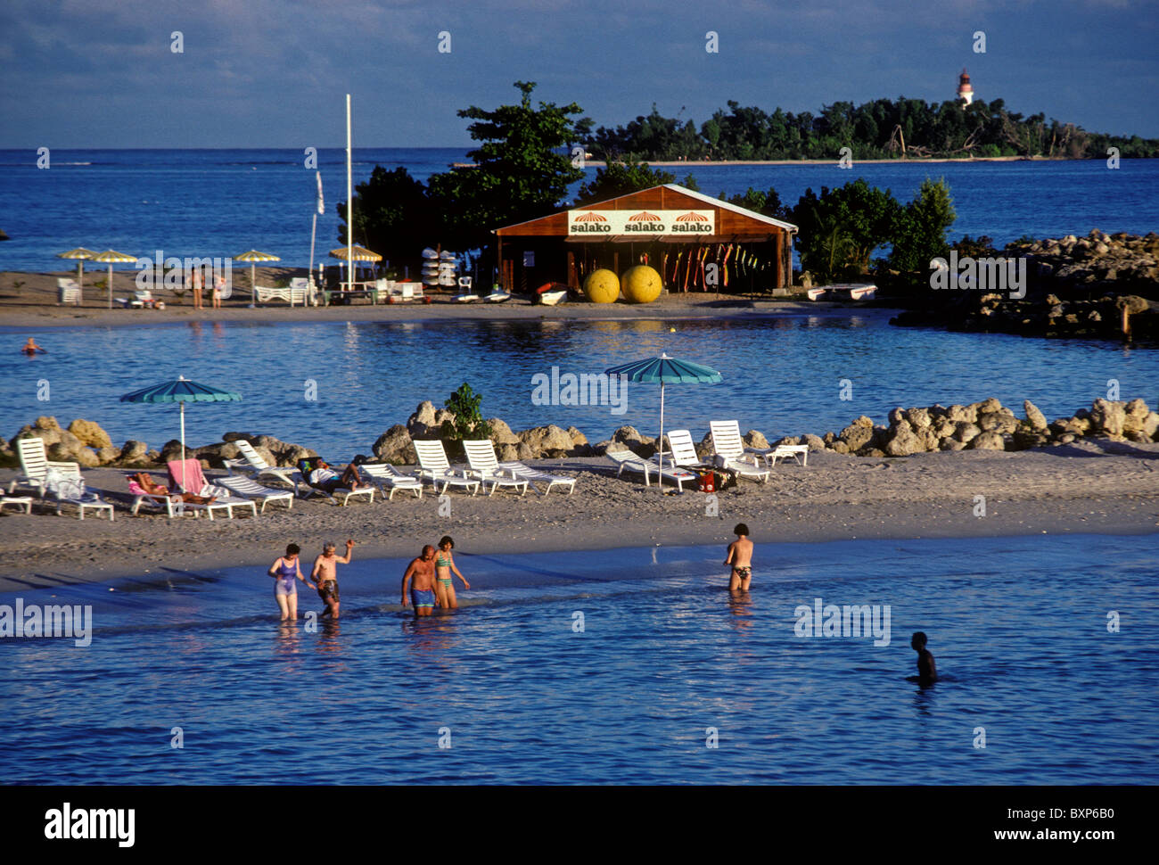 Leute, Touristen, Strand, La Grande Baie, Stadt von Le Gosier, Le Gosier, Grande-Terre, Guadeloupe, Frankreich, Französische Antillen Stockfoto