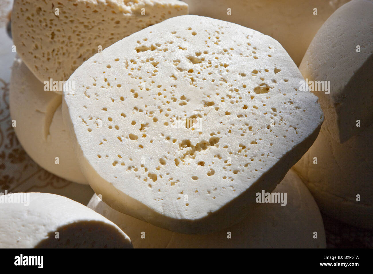 Käse in einem Lebensmittelmarkt oder Shuka in Vanadzor Armenien Stockfoto