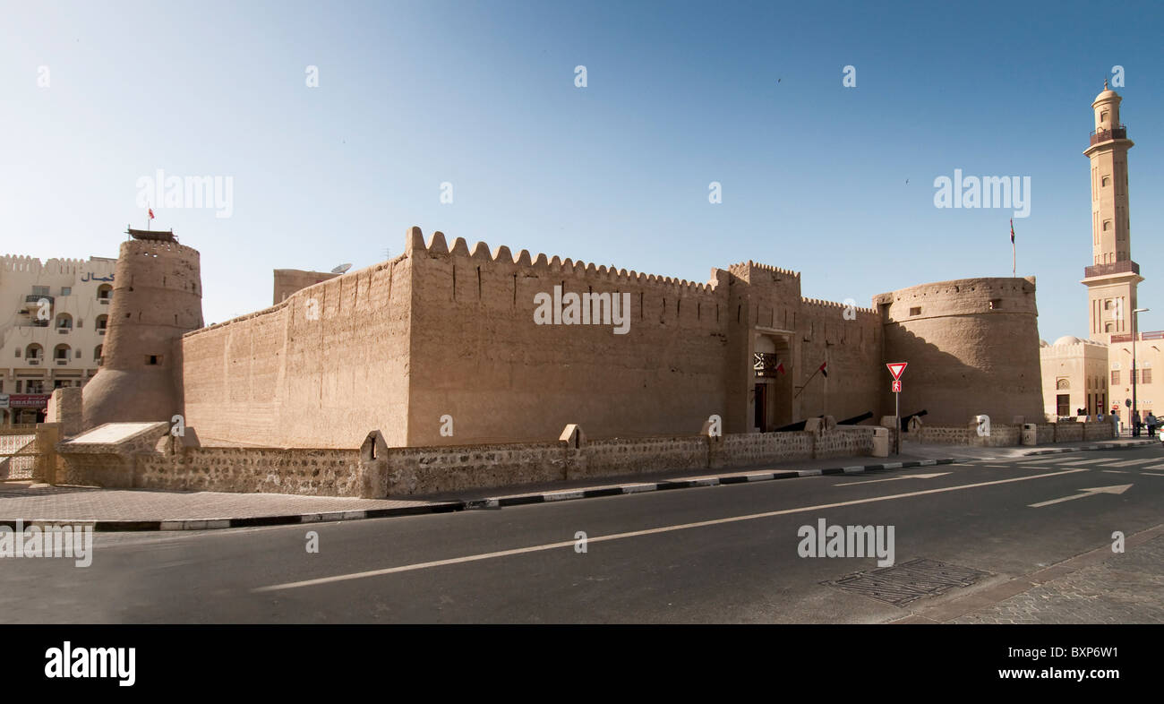 Al Fahidi Fort - das Dubai-Museum mit der großen Moschee im Hintergrund Stockfoto