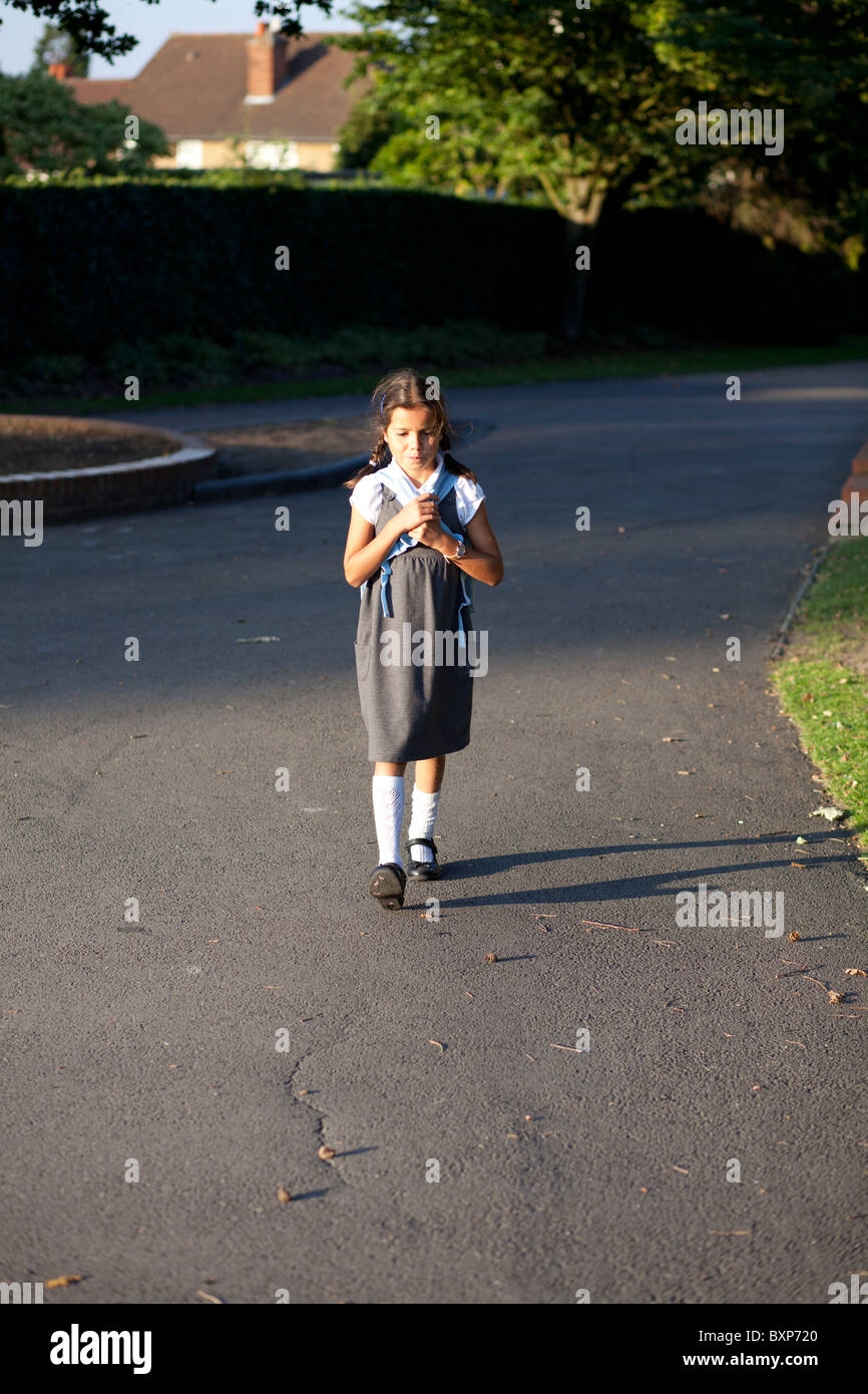 Mädchen zu Fuß nach Hause von der Schule Stockfoto