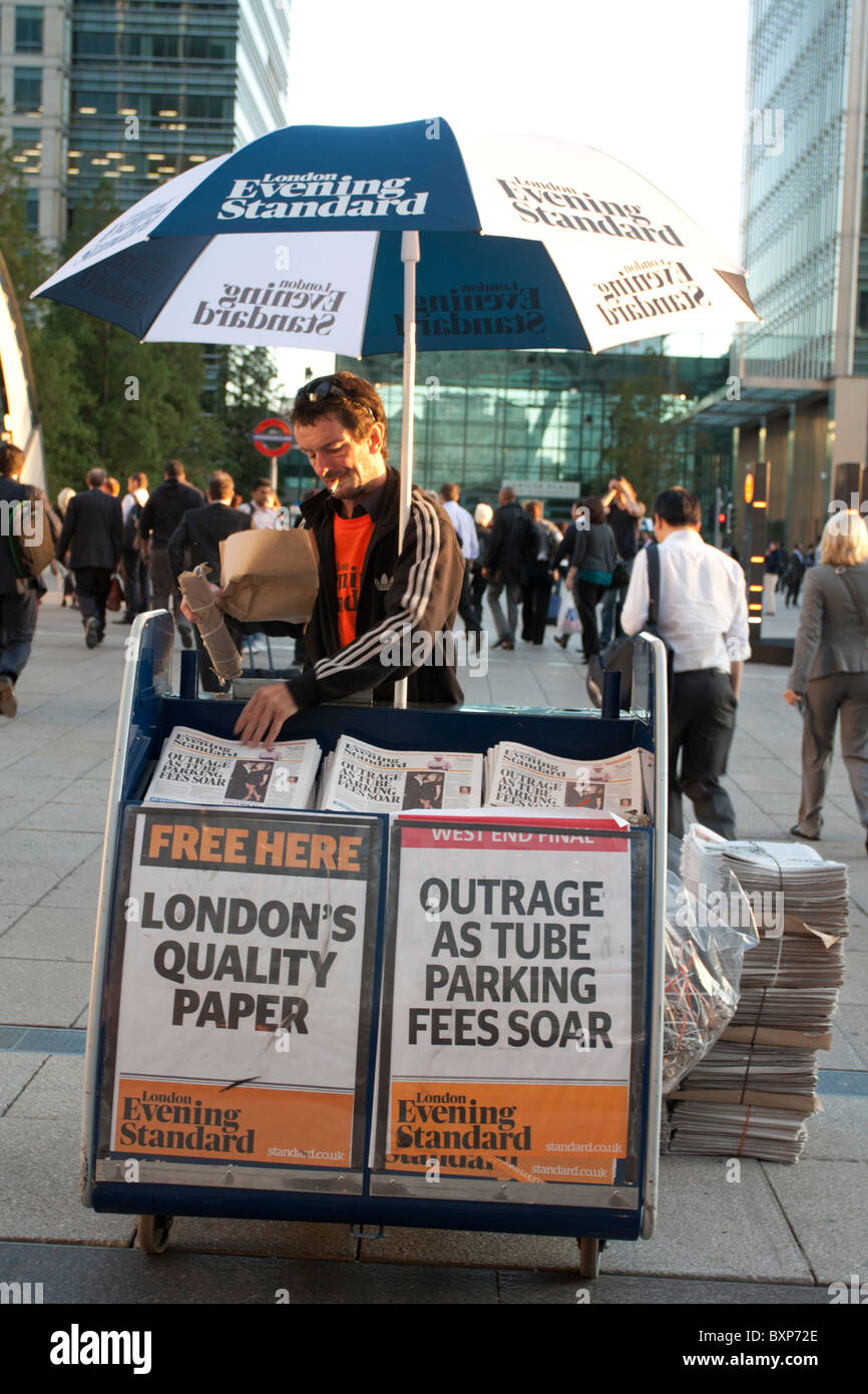 Abend Zeitung Standard Stand - Canary Wharf - London Stockfoto