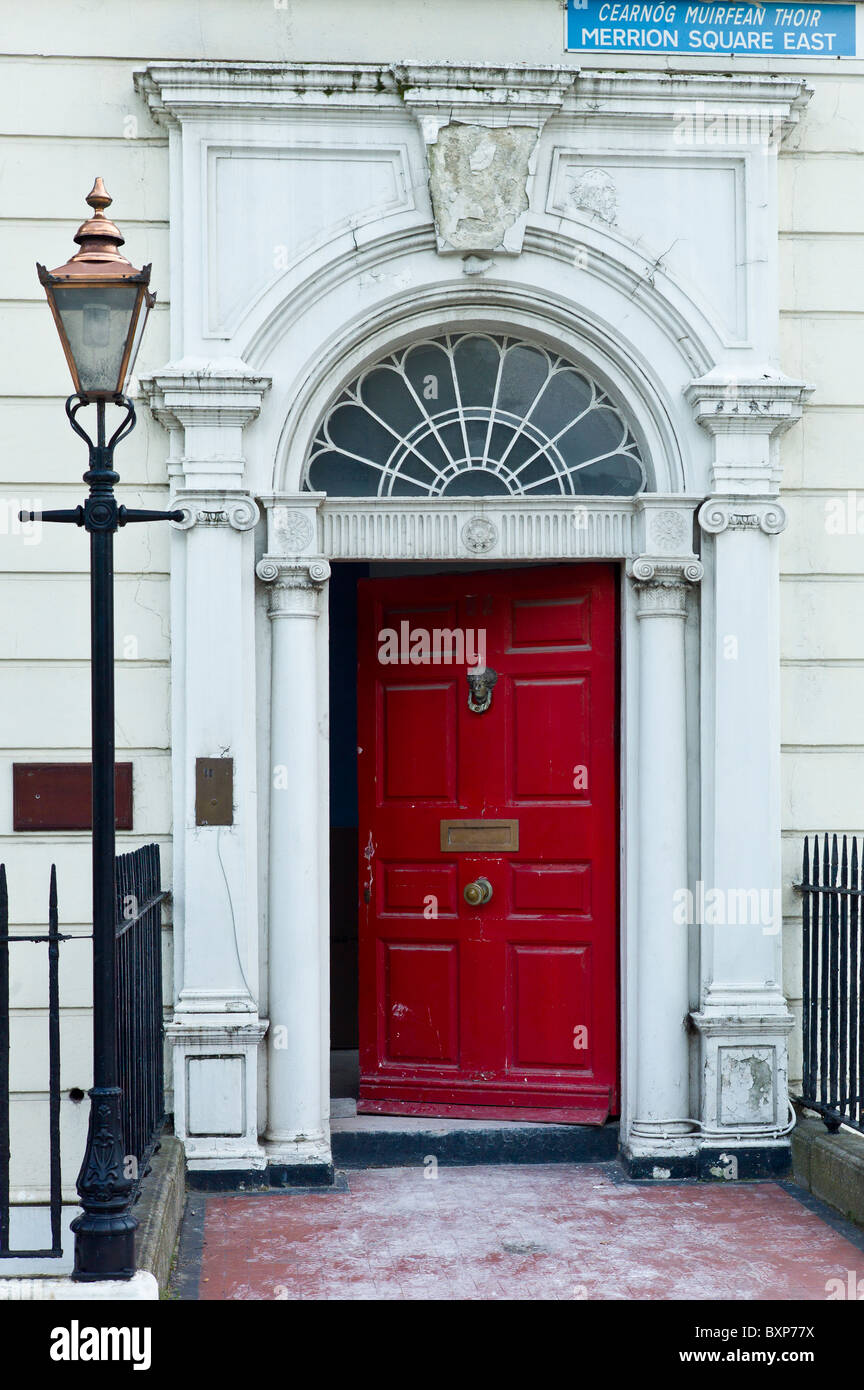 Georgianische Architektur vor der Tür und Tor in Merrion Square, Stadtzentrum von Dublin, Irland Stockfoto