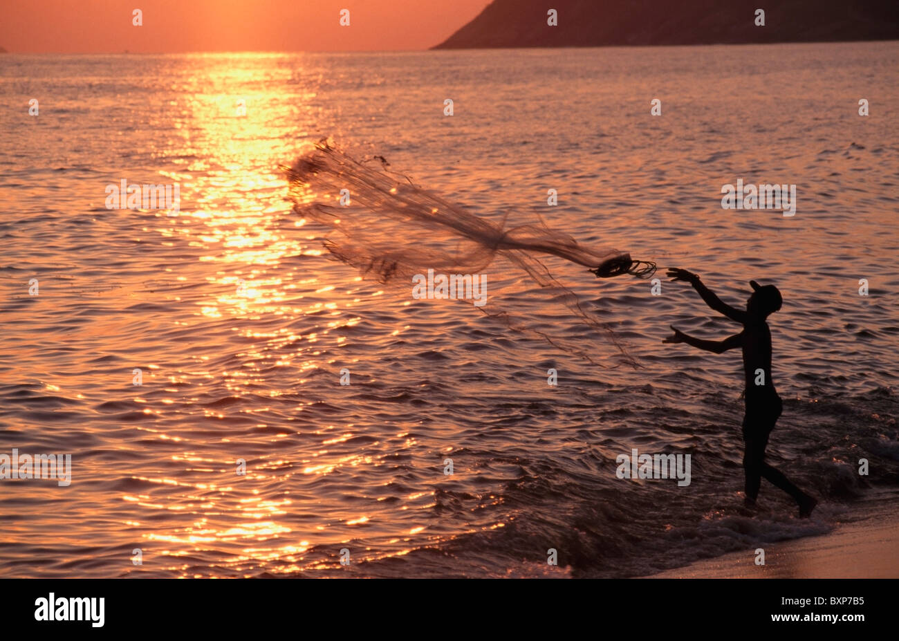 Sonnenuntergang und Fischer Stockfoto