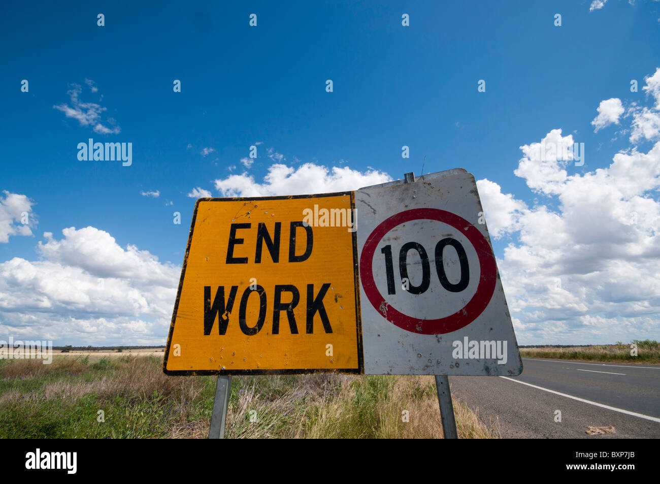 Zeichen, die Ende der Straßenarbeiten und Geschwindigkeitsbegrenzung auf 100 km/h Stockfoto