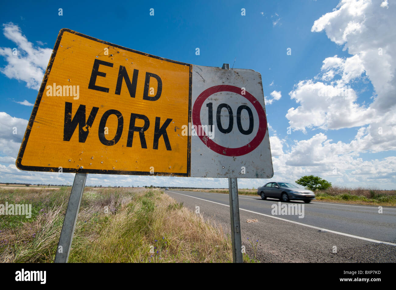 Zeichen, die Ende der Straßenarbeiten und Geschwindigkeitsbegrenzung auf 100 km/h Stockfoto