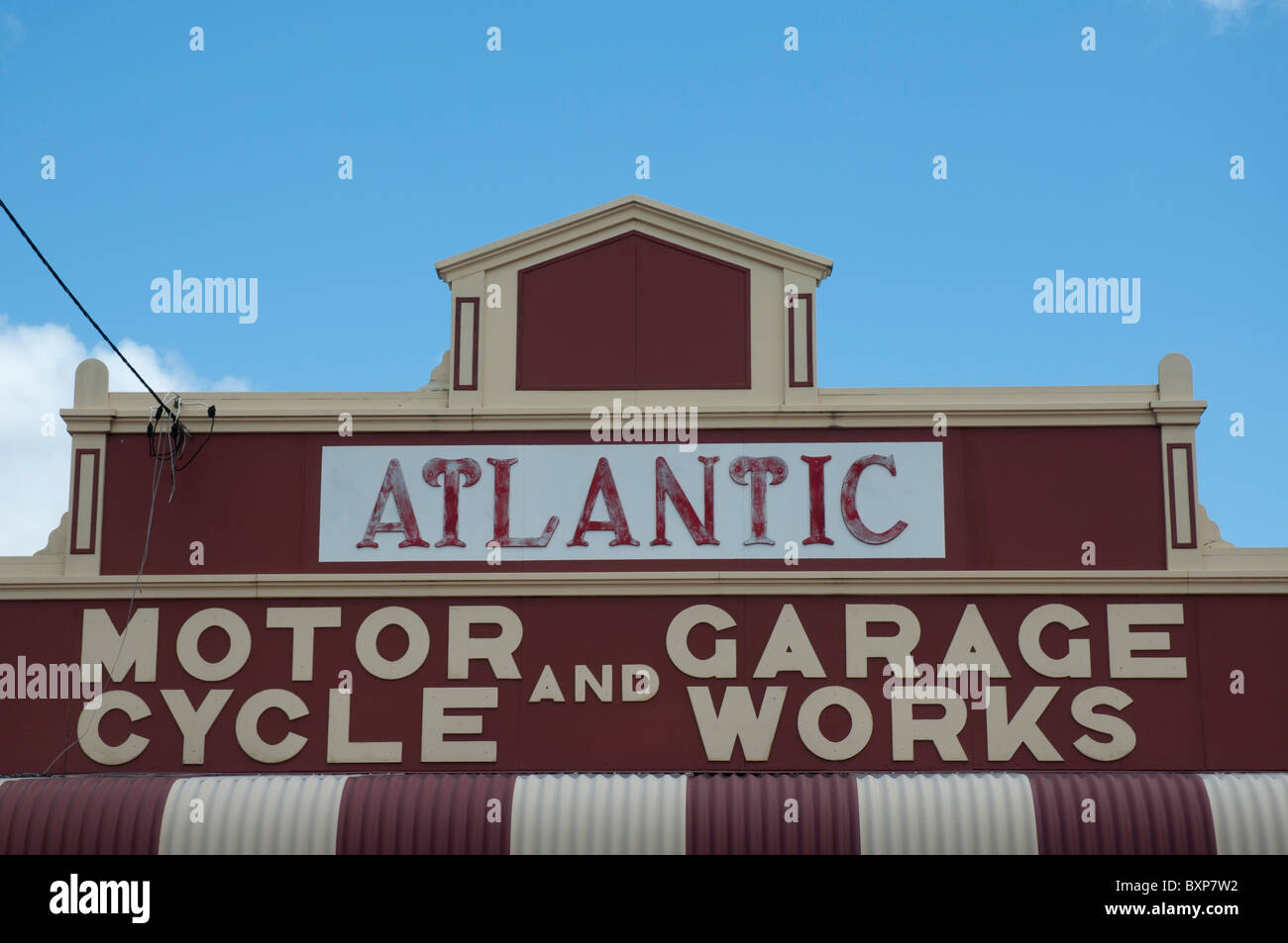 Werbung im alten Stil in einer Landgarage in New South Wales, Australien Stockfoto