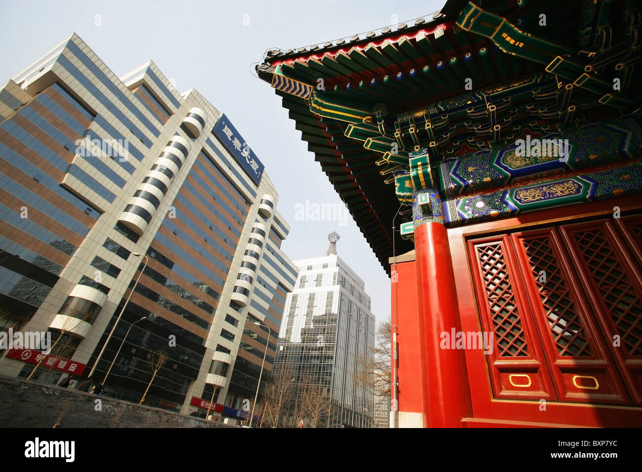 Kontrast zwischen traditionellen und modernen Gebäuden In China., Stockfoto