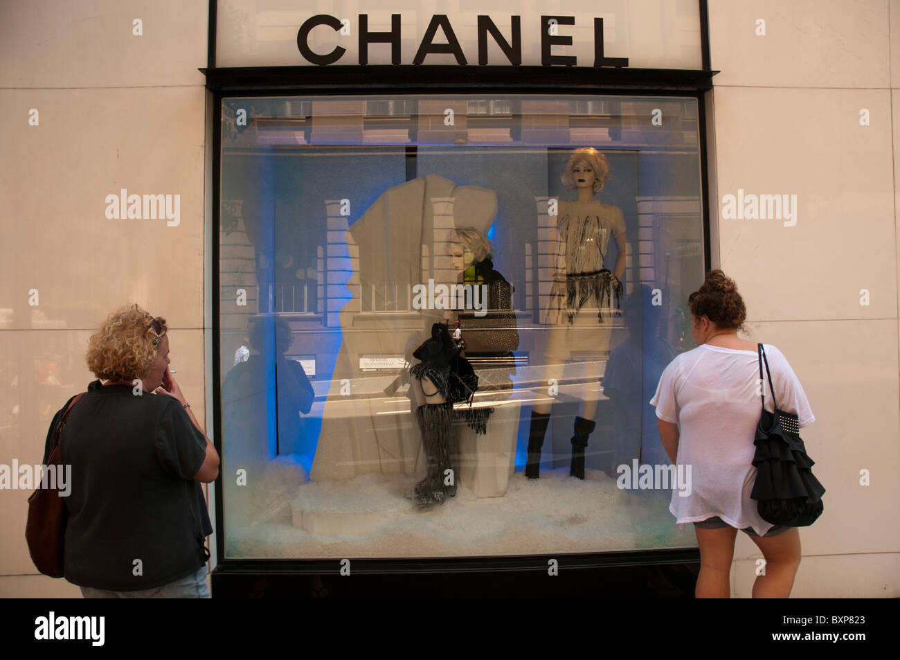 Übergewichtige Frauen betrachten Schaufenster der schlanke Schaufensterpuppen tragen Chanel Kleidungsstücke in Sydney Australia Stockfoto
