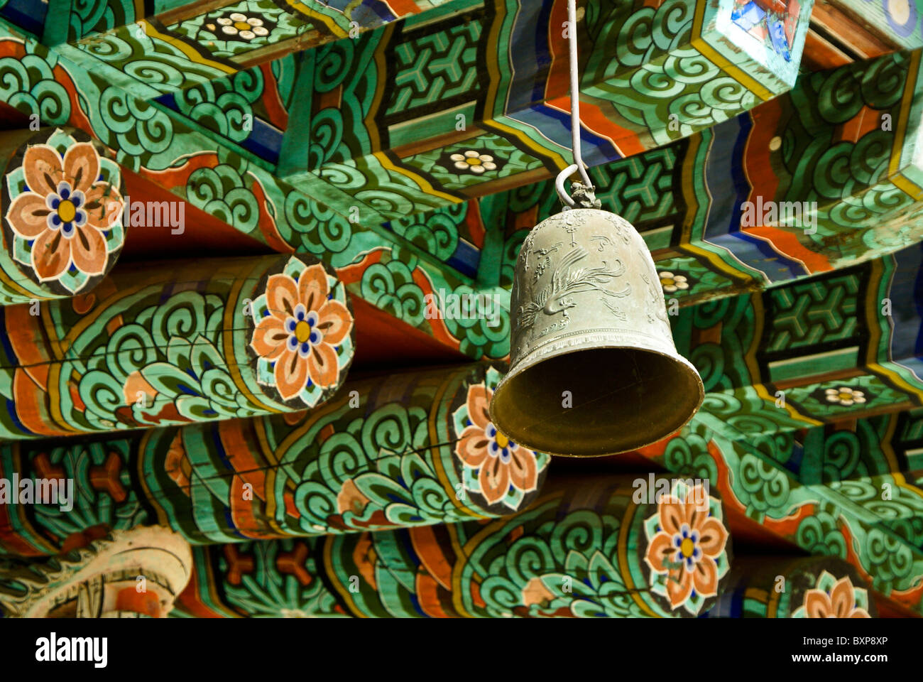 Bronzeglocke und bemalte Decke im Girimsa buddhistische Tempel, Südkorea Stockfoto