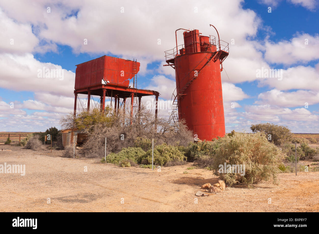 Kennecott Wasserenthärter und zerstörten Wassertank am Telegraphenstationen Abstellgleis, Oodnadatta Track, Outback South Australia Stockfoto