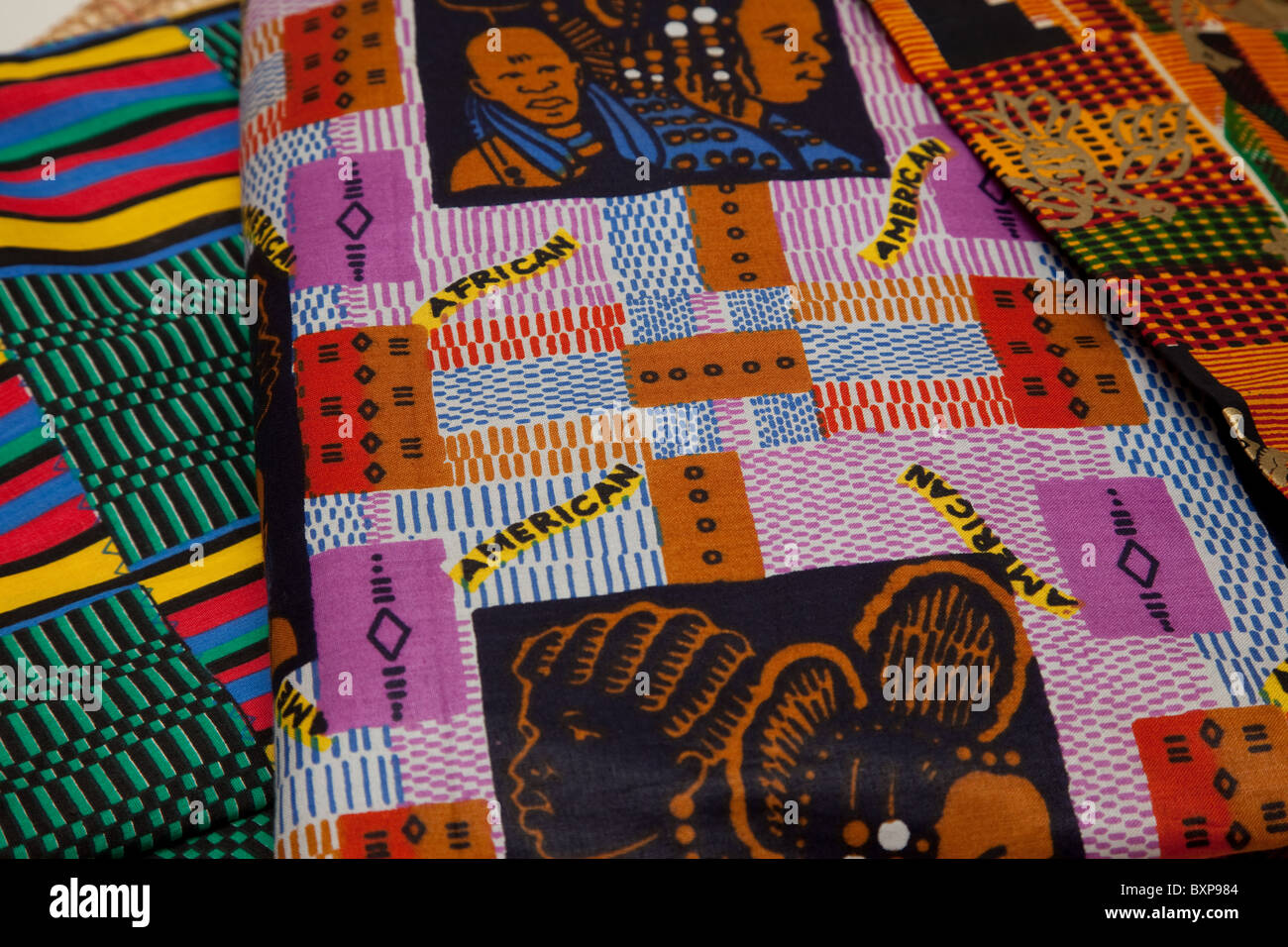 Bunten Stoff gedruckt mit den Worten Afroamerikaner, neben Stoffe aus Afrika Stockfoto