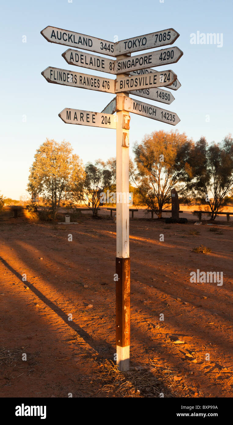 Ziel-Zeichen bei Sonnenaufgang, William Creek, Oodnadatta Track, South Australia Stockfoto