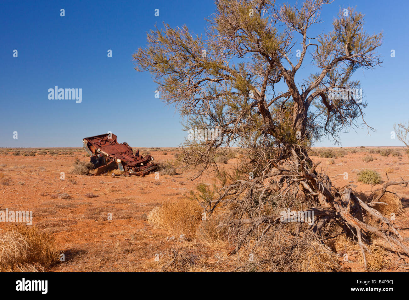 Alten zerstörten Auto auf den Oodnadatta Track nicht weit von William Creek, Outback South Australia Stockfoto
