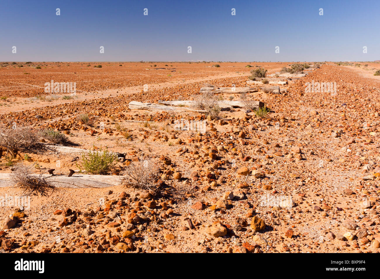 Es ist nicht viel von der alten Ghan Railway in der Nähe von Beresford Federn auf den Oodnadatta Track im Süden Australiens Outback links Stockfoto