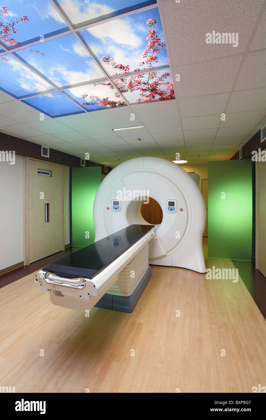Tomographie Krebs Behandlung Maschine im Krankenhaus im Weitwinkel Stockfoto