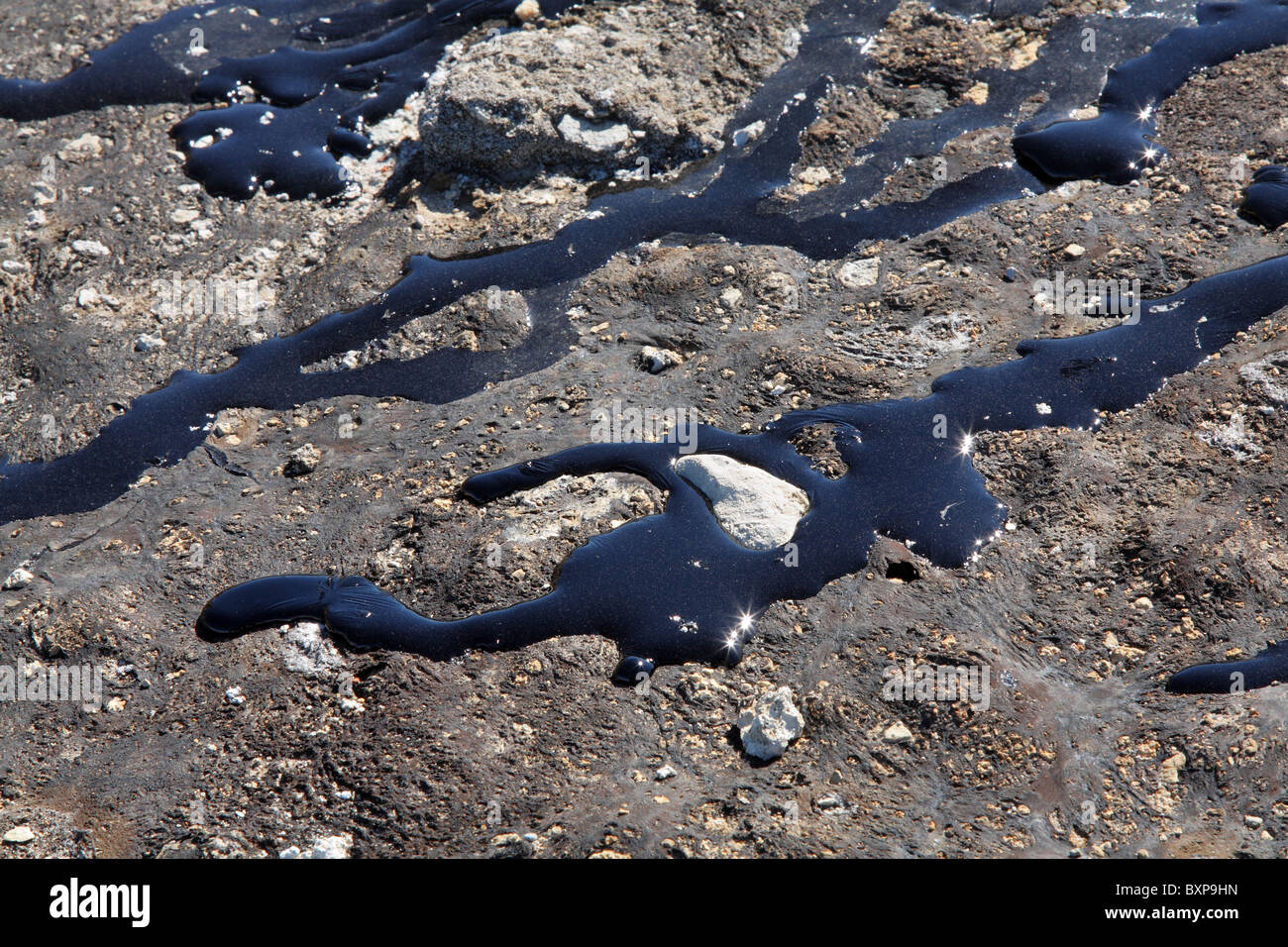 Nahaufnahme der Oil Spill Nässen über Schmutz am Strand Stockfoto