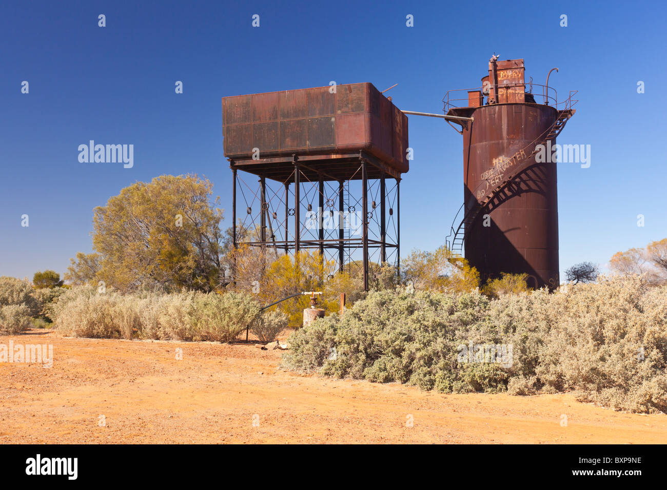 Kennecott Wasserenthärter und Wassertank am Beresford Federn auf den Oodnadatta Track im Süden Australiens outback Stockfoto