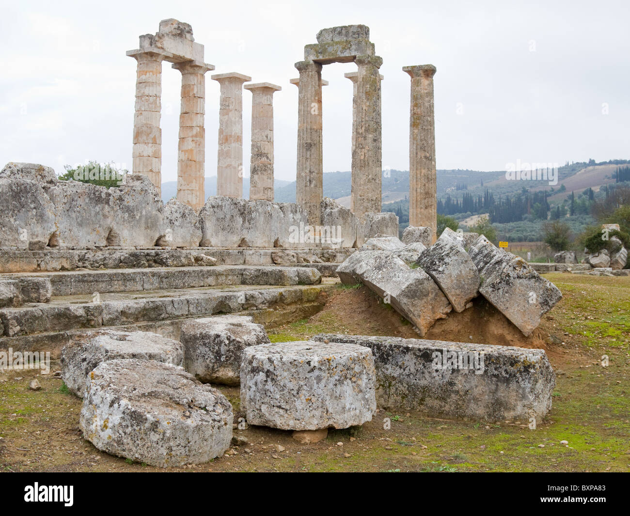 Der Tempel des Zeus in der antiken Stätte von Nemea, Südgriechenland Stockfoto