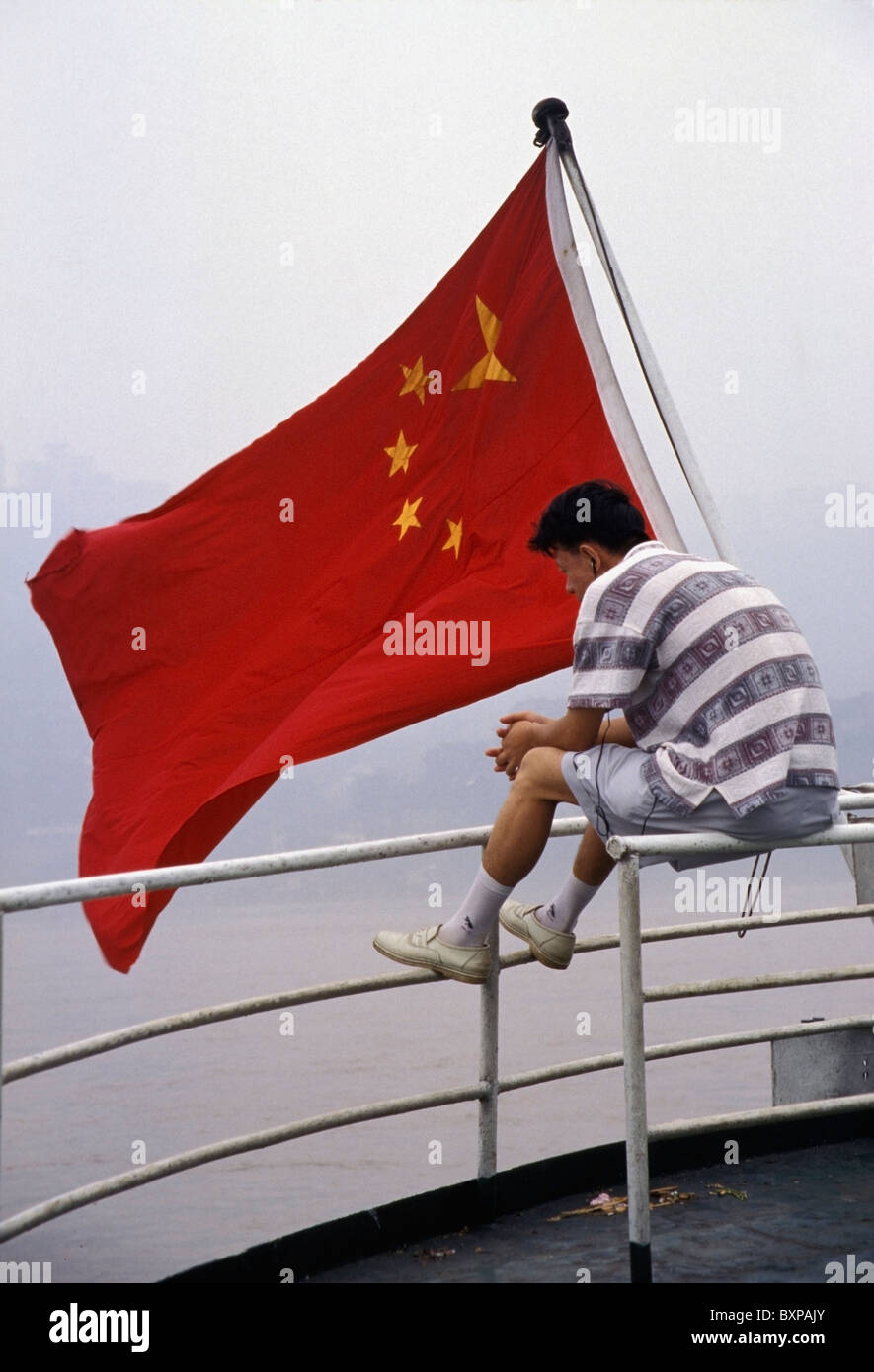 Menschen durch chinesische Flagge auf Yangzi-Fluss Boot Stockfoto