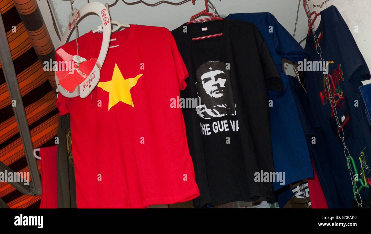 Che Guevara T-Shirt Verkauf unter anderen T-Shirts Stockfoto