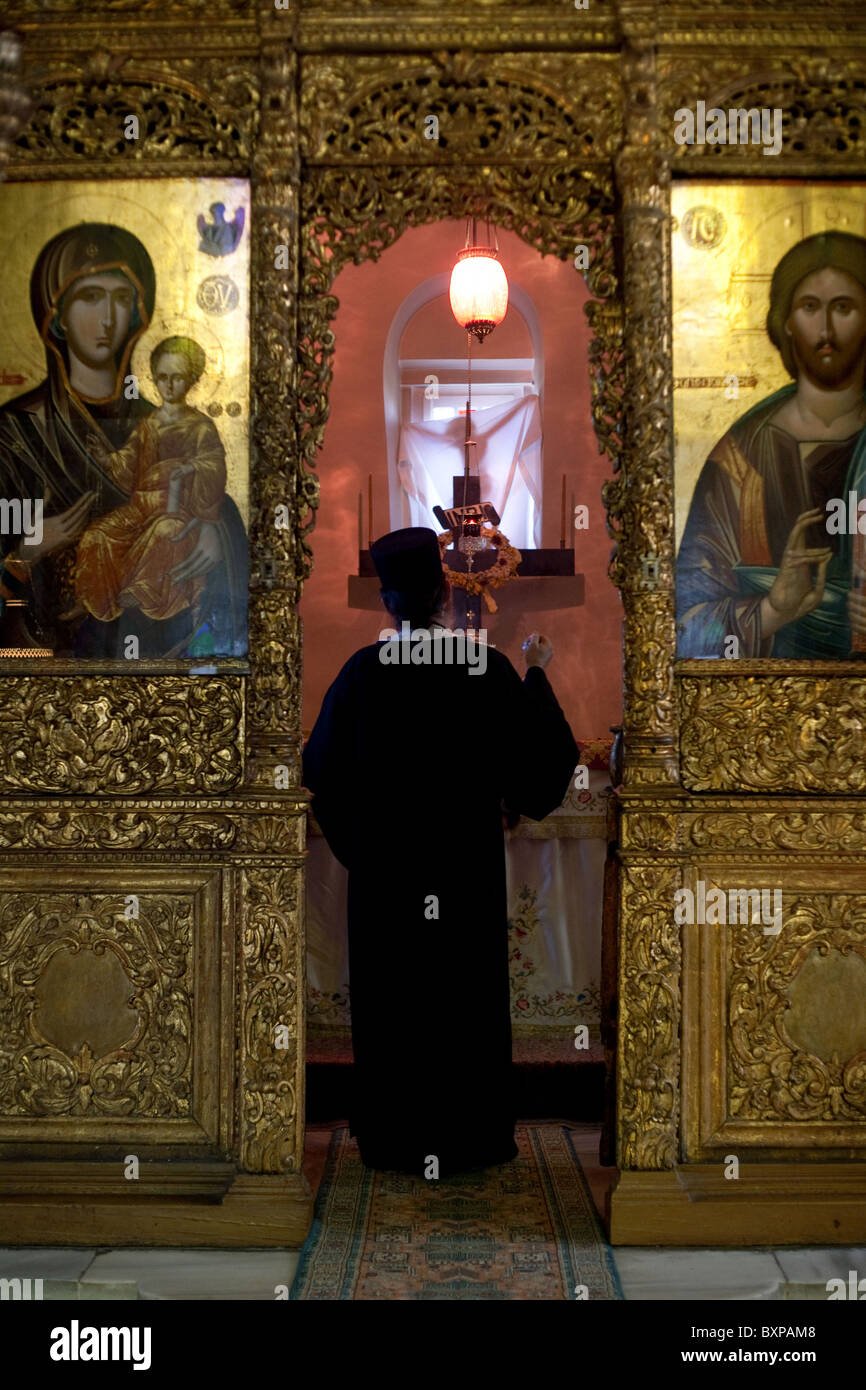 Priester während des Gottesdienstes am Abend vor dem Altar, im Vordergrund die Ikonostase, Heybeliada, Türkei Stockfoto