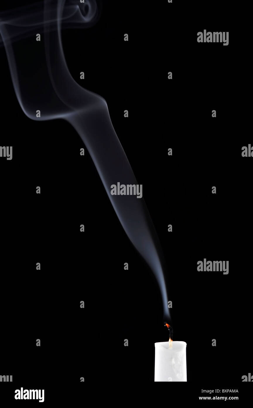 Kerze und steigenden Rauch ausgeblasen Stockfoto