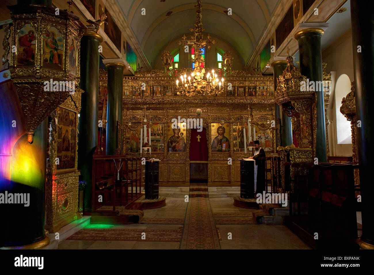 Vorbereitungen für das Abendgebet in der Kirche der Heiligen Dreifaltigkeit, Heybeliada, Türkei Stockfoto
