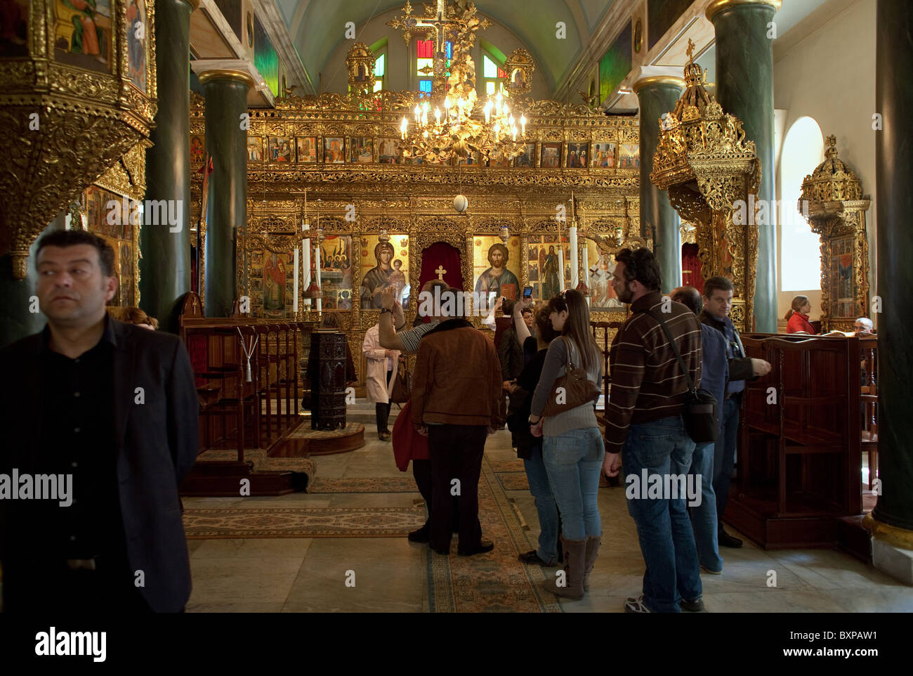 Besuchergruppe in der Kirche der Heiligen Dreifaltigkeit, Heybeliada, Türkei Stockfoto