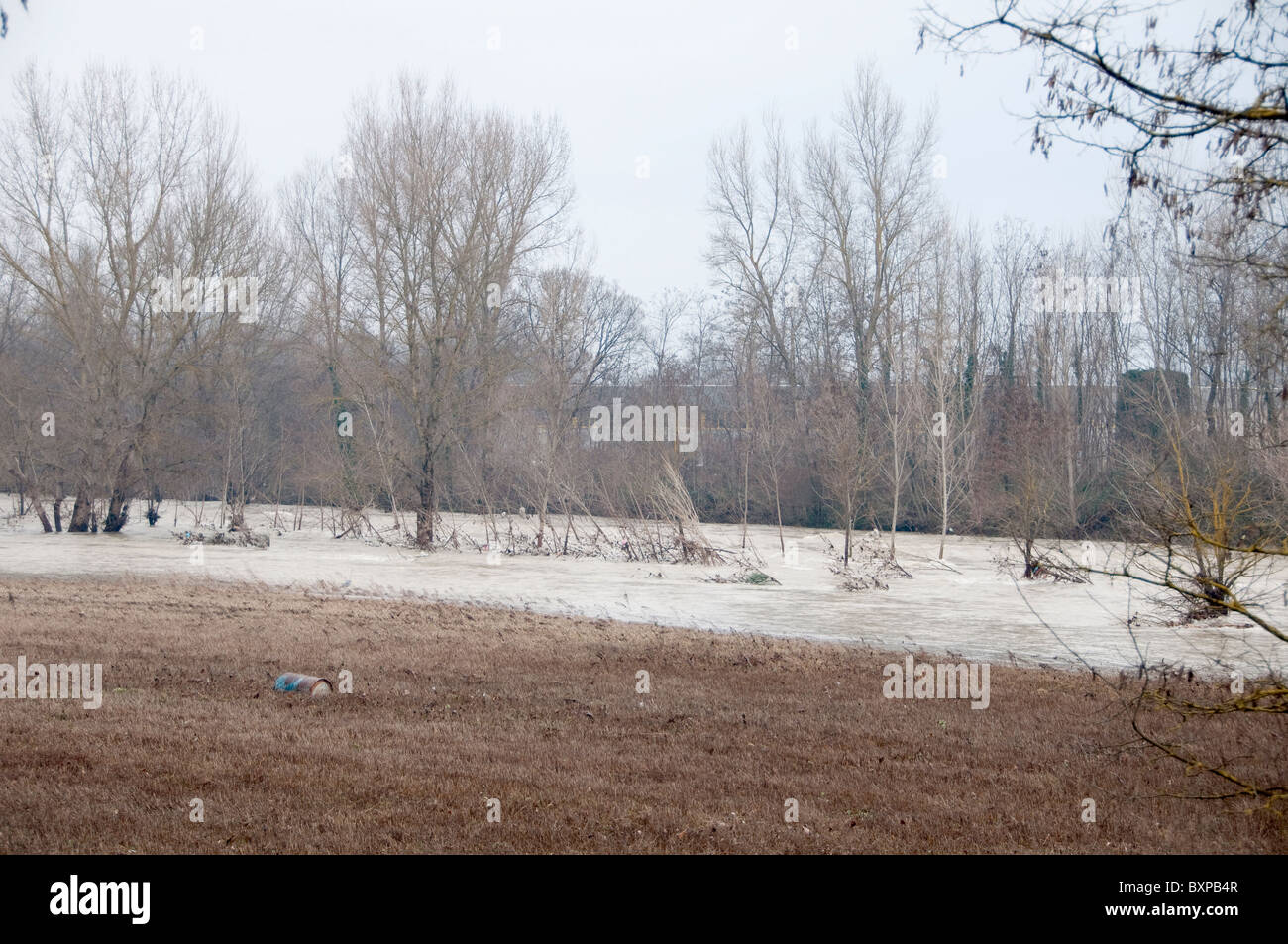 Tiber Fluss bei Hochwasser in der Nähe von Sansepolcro nach Montedoglio Damm seinen Ufern 29. Dezember 2010 brach Stockfoto